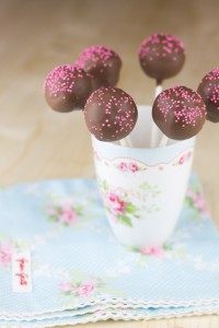 Receta Cake pops y cake balls bicolores (con consejos para la Babycakes)