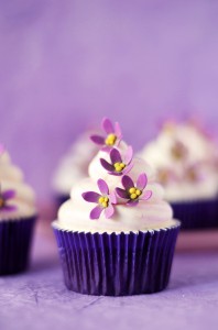 Receta Cupcakes de violeta y chocolate blanco y el porqué todo el mundo desaparece cuando salgo de la cocina…