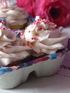 Receta MINI-CUPCAKES DE CEREZAS DEL JERTE Y COMO RECICLAR UNA HUEVERA