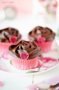 Receta Cupcakes de vainilla con crema de chocolate brillante y joyas de caramelo