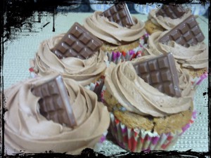 Receta CUPCAKES DE CHOCOLATE NEGRO CON CHIPS DE CHOCOLATE BLANCO