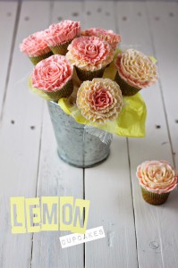 Receta Cupcakes de limón con crema de nubes de fresa