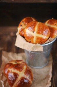 Receta Hot Cross Buns con dátiles y ciruelas